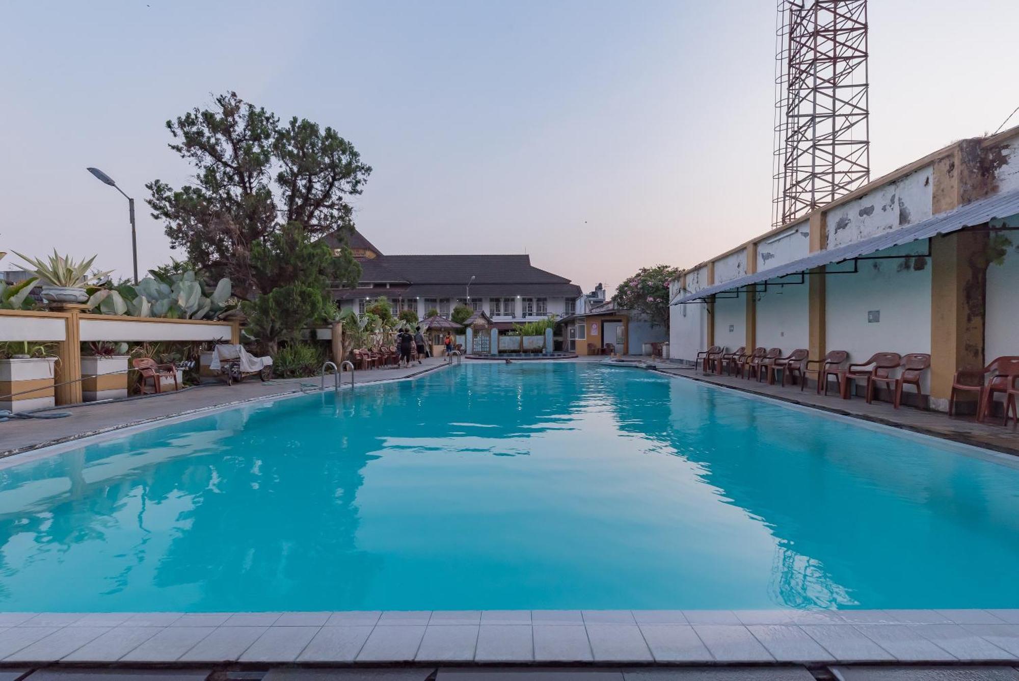 Urbanview Hotel Crown Tasikmalaya By Reddoorz Exterior foto