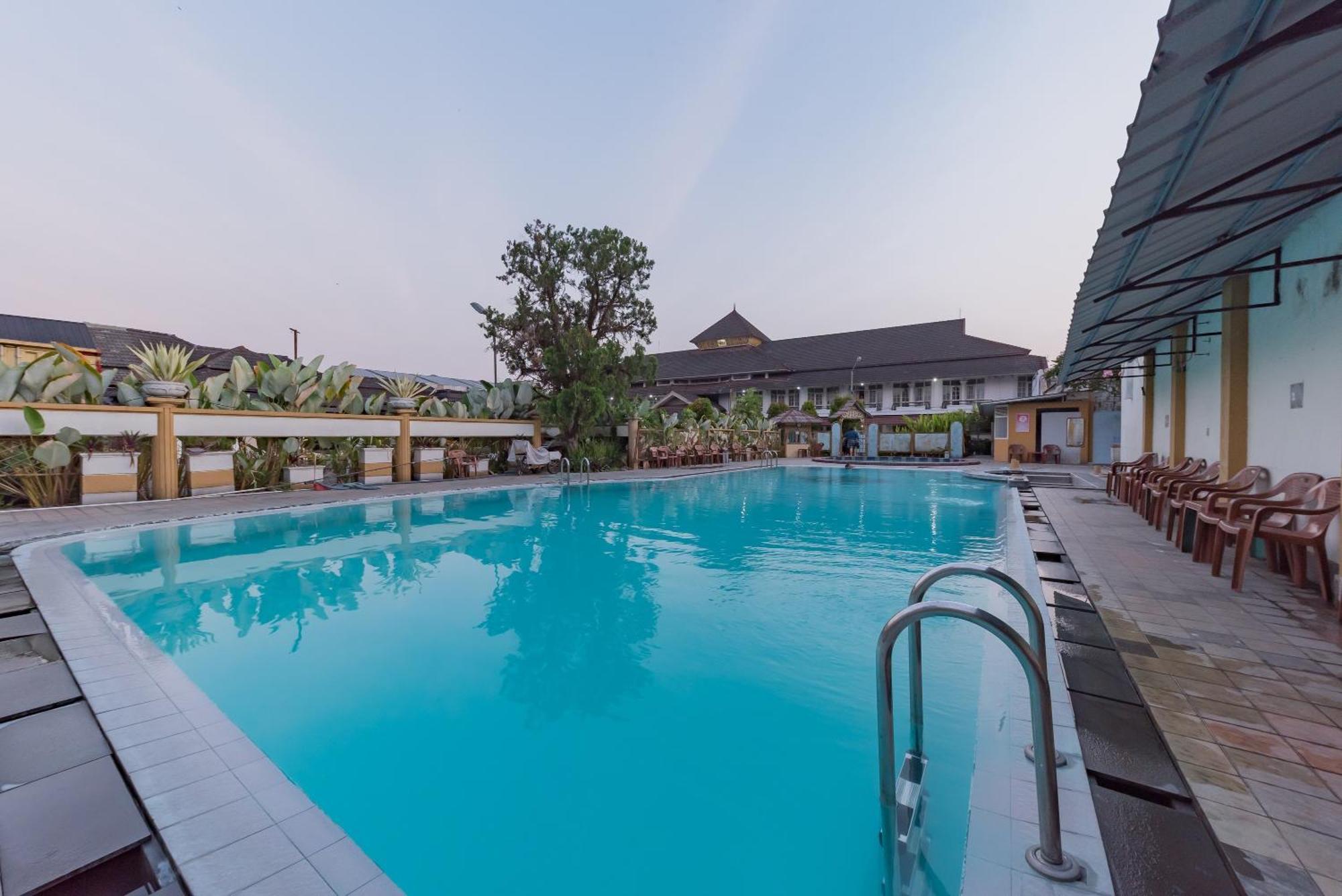 Urbanview Hotel Crown Tasikmalaya By Reddoorz Exterior foto