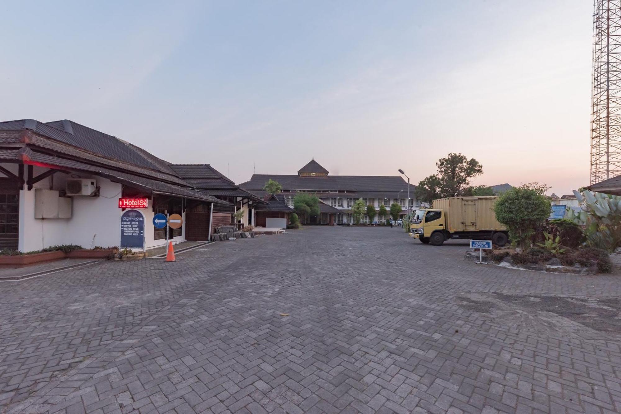 Urbanview Hotel Crown Tasikmalaya By Reddoorz Exterior foto