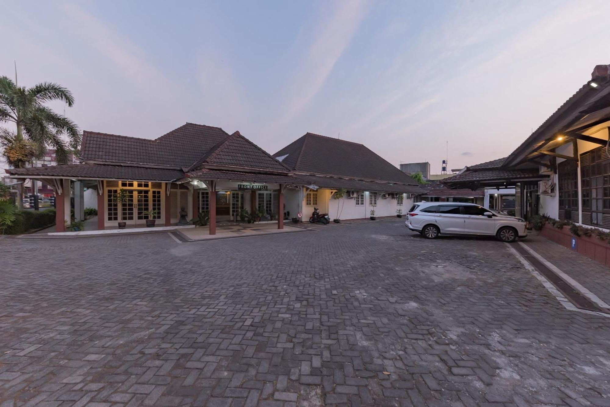 Urbanview Hotel Crown Tasikmalaya By Reddoorz Exterior foto