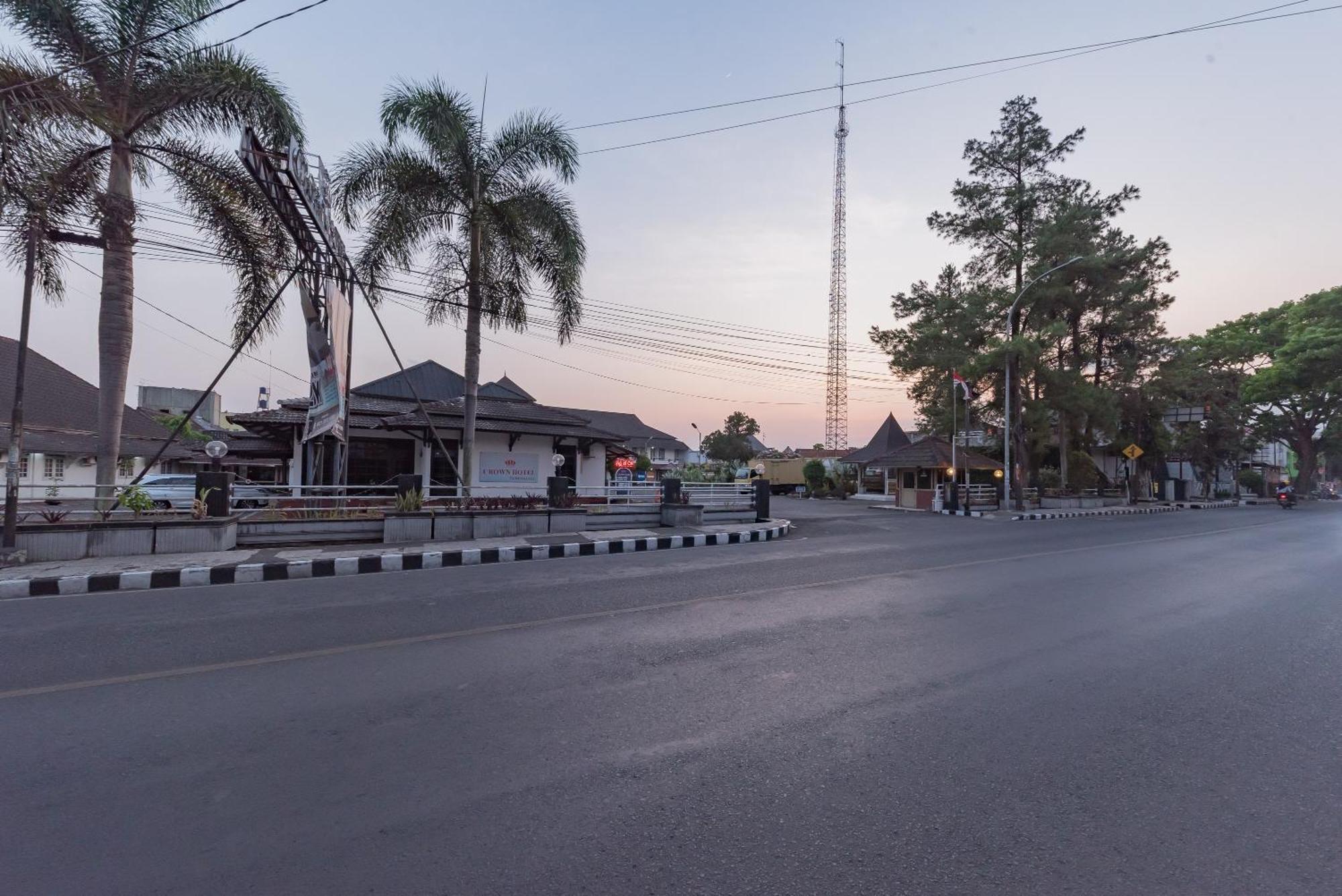 Urbanview Hotel Crown Tasikmalaya By Reddoorz Exterior foto