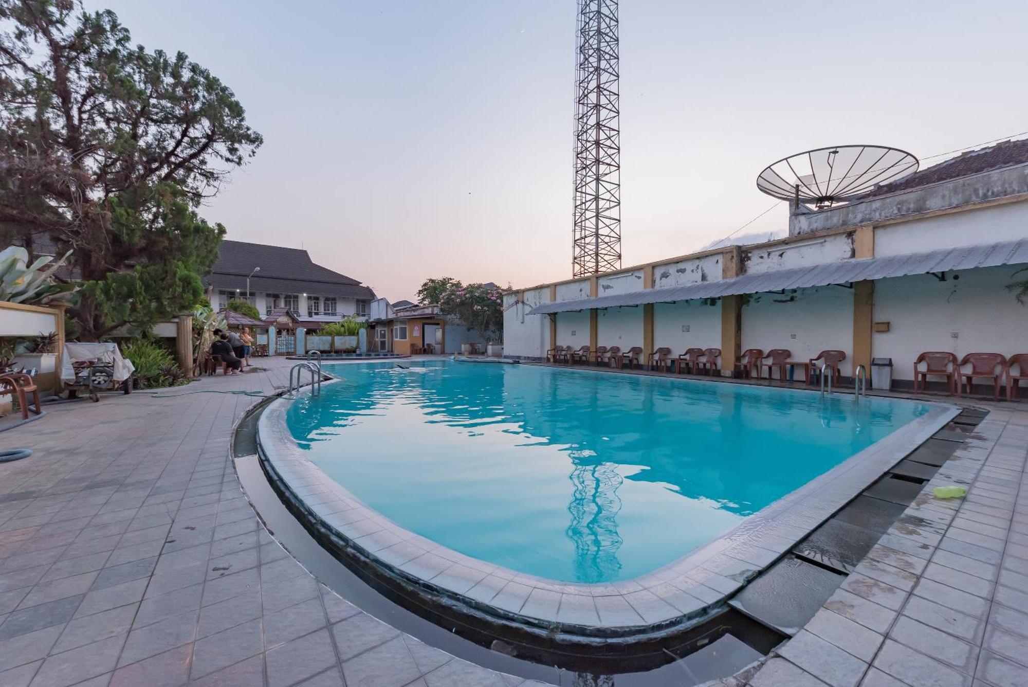 Urbanview Hotel Crown Tasikmalaya By Reddoorz Exterior foto