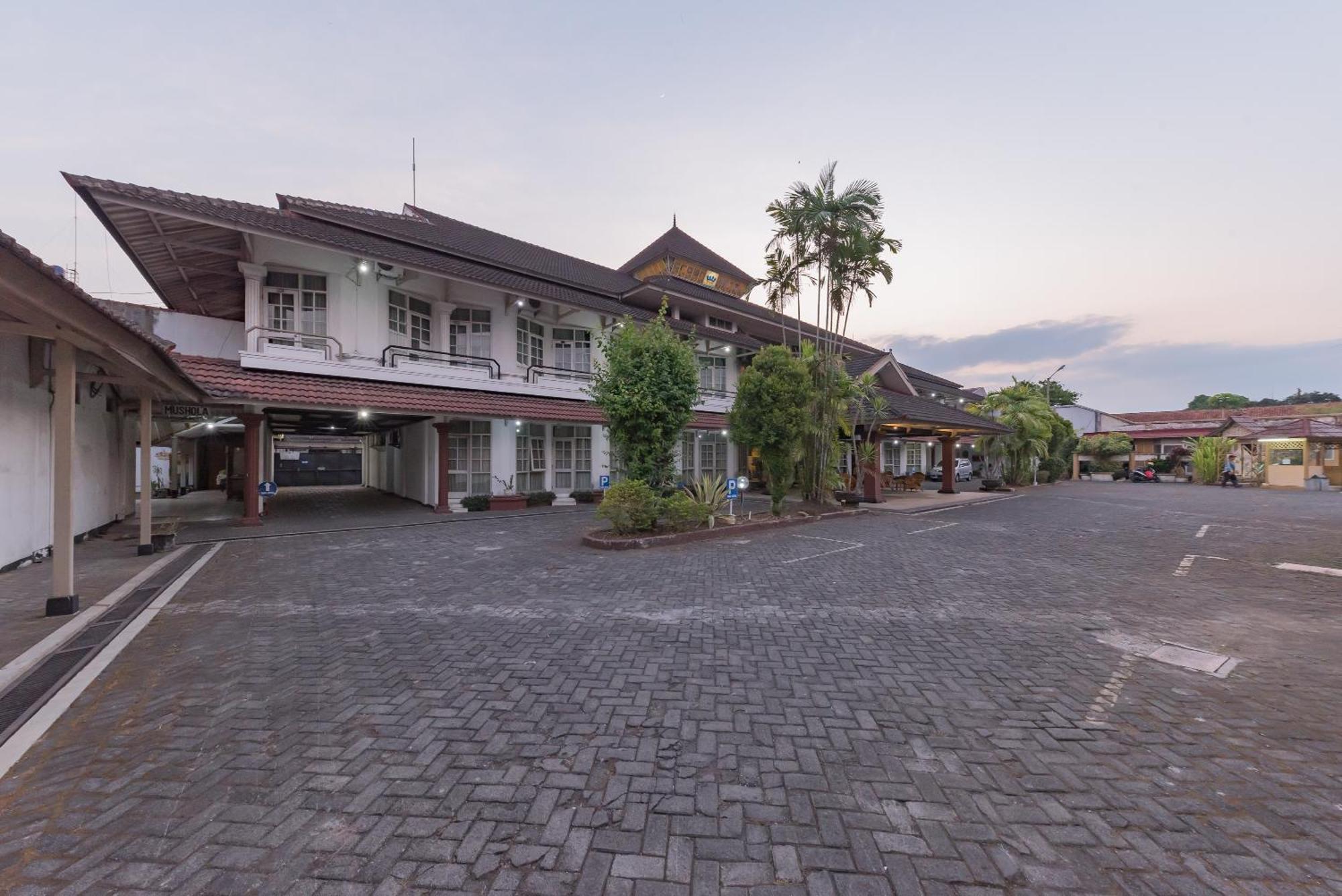 Urbanview Hotel Crown Tasikmalaya By Reddoorz Exterior foto