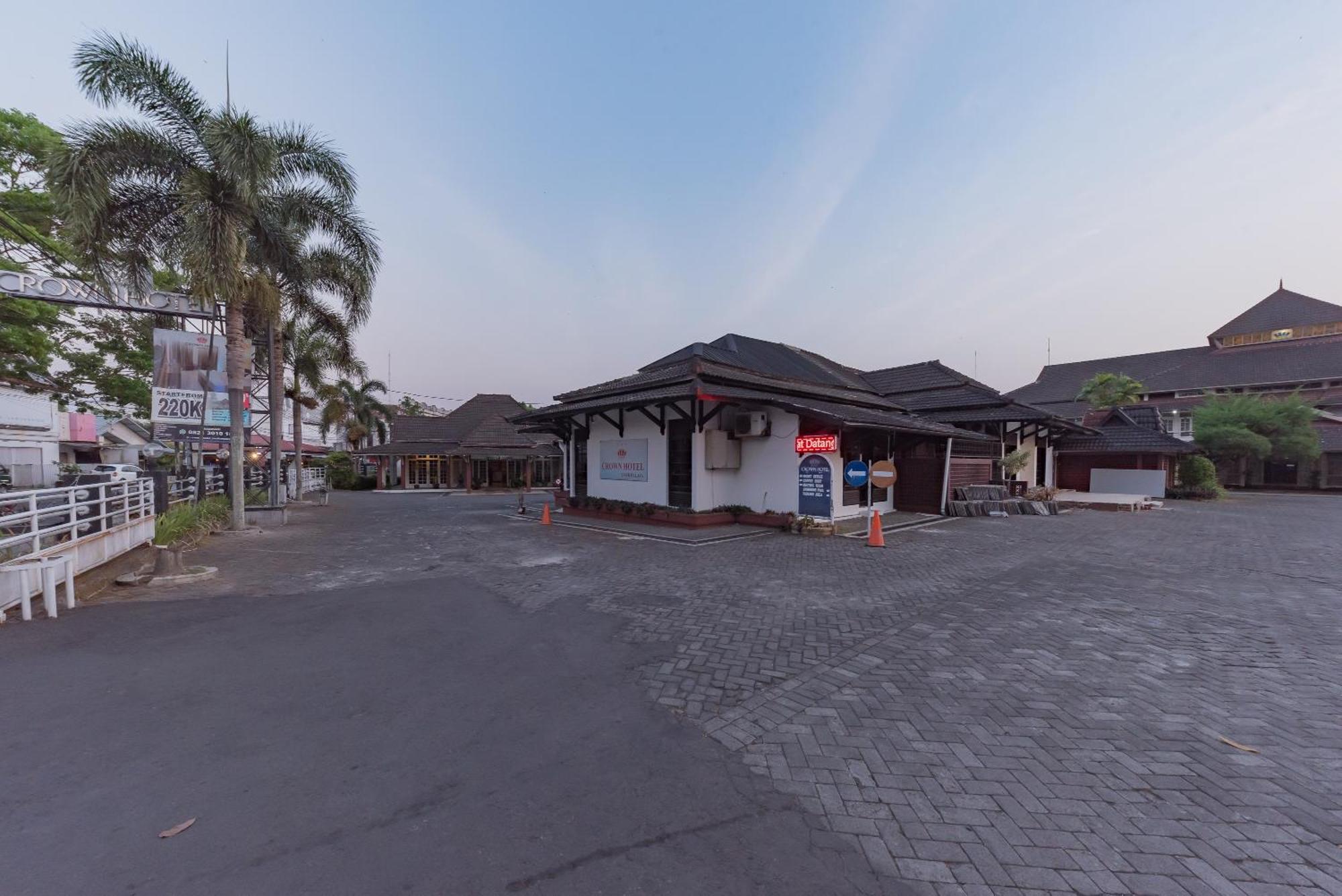 Urbanview Hotel Crown Tasikmalaya By Reddoorz Exterior foto